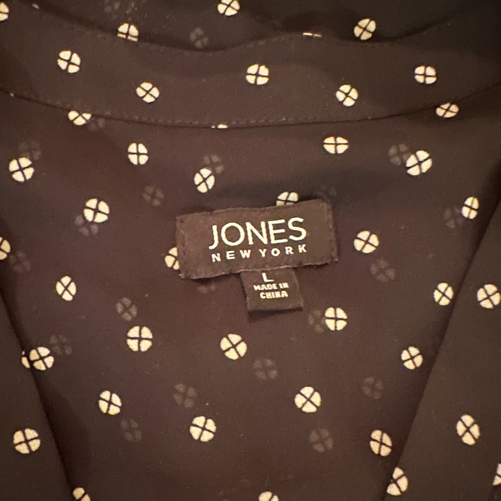 Never worn Jones New York Black and White Patterned Top
#5 - Picture 3 of 4